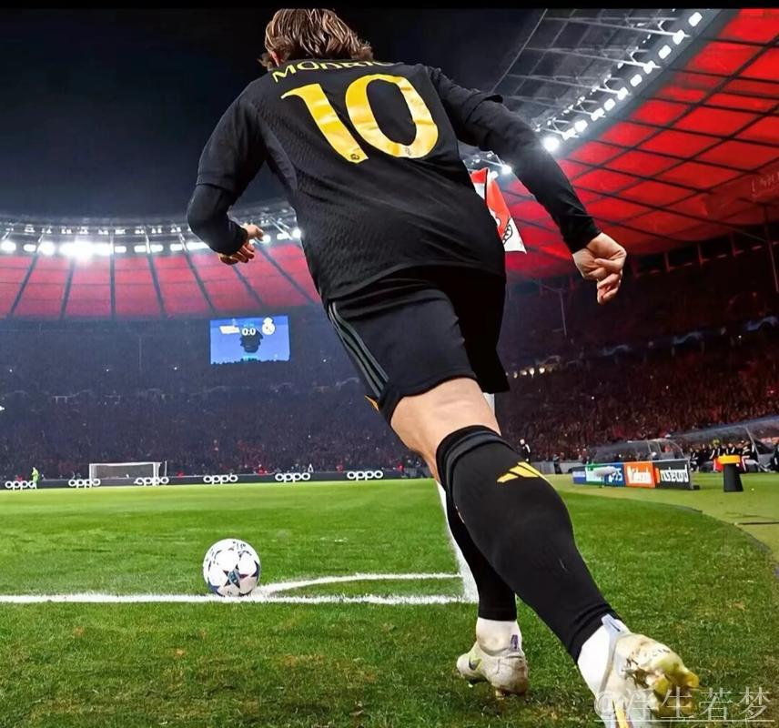 魔笛告别皇马：洒下3500万，赢得597场与28冠，7万球迷致敬，阿隆索送别一吻